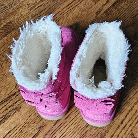 Kids Attie Koolaburra by Ugg Pink boots with bows Size 3 Item No. 1096444 - Picture 4 of 11